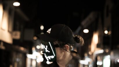 Een vrouw die een led gezichtsmasker draagt voor huidverjonging en textuurverbetering in een ontspannende omgeving.