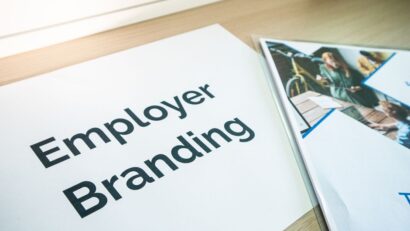 Een team dat samenwerkt aan talent acquisition strategieën in een moderne kantooromgeving.