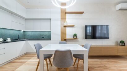Moderne woonkamer met een elegante zwevende tv-kast die boven de vloer hangt, perfect voor een strak interieur.
