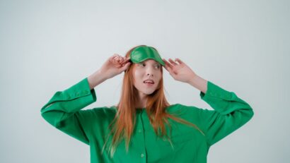 Een selectie van slaapaccessoires zoals ergonomische kussens en een verzwaringsdeken voor een betere nachtrust.