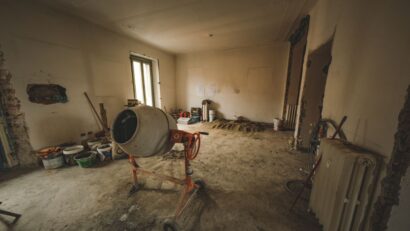 Een moderne gietvloer met lichte slijtage en scheurtjes die opknappen nodig heeft in een woning.
